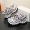 Novos tênis dad retrô estilo coreano 2026, sapatos casuais respiráveis de malha para atividades ao ar livre para meninas, e tênis de corrida da moda para meninos
