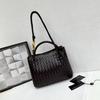 Diseño Nicho Nueva Bolsa Tote Tejida con Hebilla de Cuerda Metálica Bolso de Hombro de Mano Cruzado Retro para Mujer Versátil y Simple