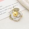 Versión coreana de temperamento de alta gama con camelia de gota de aceite de pedrería, pecho elegante de perlas exquisitas, broche corsage antiluz al por mayor
