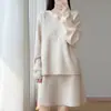 Conjunto de saia e suéter 100% lã para outono e inverno para mulheres, suéter com decote V, saia curta de tricô, conjunto de duas peças vermelho moderno, versátil e estiloso