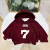 Conjunto de sudadera con forro polar para niño de otoño e invierno 2026 nuevo conjunto de dos piezas para niños, top estampado estilo coreano y pantalones vaqueros de moda