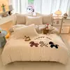 Conjunto de Cama de Chenille Bordado de Inverno Leite Veludo Quatro Peças Lado Duplo Quente Mais Veludo Roupa de Cama Capa de Edredom de Flanela Coral Lençol