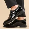 Venta al por mayor transfronteriza de zapatos de cuero de vestir para hombre de talla grande, con acabado brillante, diseño sin cordones y punta cuadrada estilo británico, perfectos para uso formal y como zapatos de boda para el novio