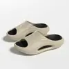 Chinelo Masculino de Exterior com Sensação de Cocô 2025 Novo Verão Antiderrapante Arco Esportivo Sandálias de Interior Chinelos de Exterior de Sola Grossa