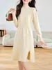 Vestido de punto con cuentas, cuello semi-alto estilo francés con abertura, para mujer, nuevo modelo otoño e invierno 2026, vestido base tipo suéter que ciñe la cintura y estiliza