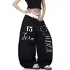 Pantalones de Paracaidista Plegados con Estampado de Letras Color-Block Estilo Americano para Hombre, Diseño de Moda de Verano Pantalones Casuales de Pierna Ancha para Bailar