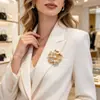 Nuevo producto creativo y moderno, pasador de broche floral exquisito y versátil para mujer, accesorio de chal de lujo ligero, al por mayor
