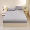 Capa de Cama Estilo S-Mu com Seda Gelada Imitação de Nylon Antiderrapante Capa de Colchão Lençol com Elástico Conjunto de Três Peças Verão Respirável Cama