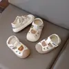 Sandalias Casuales para Niño 2025 Verano Nuevo Estilo Sandalias de Punta Cerrada Suela Suave Antideslizantes para Caminar para Niños Pequeños Zapatos de Oso Sandalias