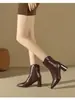 Botas Femininas Curtas Slim de Salto Alto Botas Individuais Bico Fino Botas de Salto Grosso Moda de Luxo