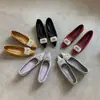 Sapatos de Salto Único Elegantes Bico Fino Fivela Quadrada com Strass Boca Rasa Estilo Moda Nova Verão 2026 com Aumento de Altura Oculto Sapatos Versáteis para Noite