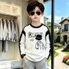 Camiseta raglan de algodão puro para meninos, manga longa, novo estilo primavera/outono com estampa color-block, moderna e única, adequada para crianças de tamanho médio e grande como camada base