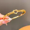 Pulsera de Cierre Exquisito y Moderno de Corazón Hueco con Circonita Estilo Fresco Pulsera Personalizada Lujo Ligero Sensación de Alta Gama Joyería de Mano