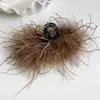 Elegante Pinza de Pluma Gris, Exquisita Pinza de Tiburón tipo Hada en la Parte Posterior de la Cabeza para Mostrar Volumen del Cabello, Pinza de Cabello Versátil y Moderna