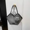 Bolsas de Ombro Europeias e Americanas para Mulheres 2025 Nova Tendência Outono e Inverno Moda Versátil Xadrez Bolsa de Ombro Tote de Grande Capacidade