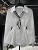Bufanda de Seda con Diseño Retro Camisa Blanca de Manga Larga Nuevo Estilo Otoño 2026 Top Elegante que Ceñe la Cintura Adelgazante 10287