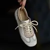 Tênis de treino versátil estilo retrô off-white com bico redondo e cadarço para mulheres, sapatos casuais brancos confortáveis, sapatos femininos de sola reta