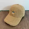 Boné de Baseball em Lã Polar Bordado com Letra de Coração Estilo Coreano Outono e Inverno Boné com Aba Doce e Fofo para Modificar o Rosto e Deixar o Rosto Menor