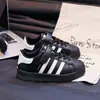 Tênis Clássico Shell-Toe 2026 Novo Modelo Primavera/Verão para Meninos e Meninas, Solado com Patch de Couro e Velcro, Sapatos Escolares Infantis