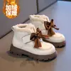 Sapatos de Algodão para Meninas Botas Curtas de Couro Pequenas com Forro de Lã e Espessadas Novidade Inverno 2025 Sapatos de Bebê Menina à Prova de Frio e Quentes Botas Curtas de Princesa