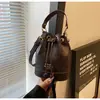 2026 Nuevo Bolso Cubo con Cordón Bolso de Mano Estampado Retro Transfronterizo Bolso de Hombro Único Versátil de Gama Alta