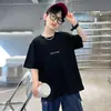 2026 Novo Estilo de Verão Camiseta Casual de Manga Curta com Gola Redonda e Estampa de Letras e Asas Estilo Retrô Americano para Meninos e Crianças Mais Velhas