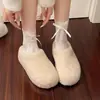 Sapatos Pantufas Peludos Versáteis de Plataforma com Salto Alto para Mulheres Uso Externo 2026 Inverno Nova Moda Plush de Lã de Cordeiro Bico Fechado Meia Pantufa