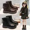 Botas femininas, forradas com fleece para aquecimento, coleção outono/inverno 2026, botinhas de couro infantis, estilo britânico, sola macia, design simples, atacado