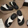 Impresionantes zapatillas de mujer estilo francés para usar al aire libre, nuevo modelo de verano 2026, chanclas de moda con suela gruesa y tiras para los dedos del pie, adecuadas para combinar con faldas.