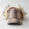 Estilo Otoño e Invierno Plaid Liso Doble Uso Felpa Sombrero Lei Feng para Hombres y Mujeres, Moderno y a la Moda, Cálido, Protege Orejas, Adelgaza la Cara