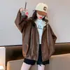 Jaqueta de Couro com Plus Veludo para Meninas Outono e Inverno 2026 Nova Jaqueta com Capuz para Crianças de Tamanho Médio e Grande Cardigan Infantil Estiloso Top Tendência