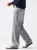 Roupas Masculinas Maple House / Coleção Outono/Inverno 2026: Jeans versátil, de corte solto, perna larga e corte reto, que valoriza a silhueta e é adequado para todos os tipos de perna.