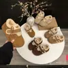 Zapatos de Algodón con Plataforma Peluda y Lazo Bordado de Diseñador Único 2025 Invierno Nuevos Versátiles para el Día a Día Estilo Birkenstock