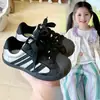 Tênis Esportivo Infantil Shell Head Estilo Primavera/Outono 2026 Unissex Infantil Solado Macio Calçados Casuais Antiderrapante Leve Calçados Infantis 6-12 Anos