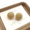 Brincos Bicolores Dourado e Prata Foscos em Formato de Coque, Acessórios de Orelha Versáteis com Textura Redonda Estilosa e Única, Brincos Femininos com um Toque de Luxo de Nicho