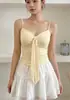 Diseño puramente sensual con adornos de diamantes, camisola brillante con corbatín y cintas, con copas incorporadas, adecuada para usar como prenda exterior, hermoso top de espalda