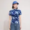 Camiseta plissada estilo Miyake com textura floral em aquarela, gola alta japonesa, sem amassar, top de manga curta que afina