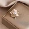 Broche Personalizado Estilo Nuevo 2026 con Acabado de Alta Gama para Mujer, Pin de Diseño de Nicho Lujoso Ligero, Accesorio para Ropa, Broche de Mariposa Floral