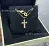 Colar Cruz Ossos de Cobra Dourado Versão Alta V para Mulheres Ouro Rosa 18K Estilo Casal Corrente Clavicular Cheio de Diamantes Venda Direta da Fábrica