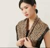 Novo Lenço Quadrado Pequeno Coreia do Sul Leopardo Caju Lenço Quadrado Seda 50 Frete Grátis Atacado Lenço de Seda Estampado Feminino