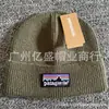 Gorro exclusivo para clima frío de otoño e invierno transfronterizo, gorro de punto casual unisex moderno con bordado de pico de montaña y un borde acanalado cálido.