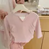 ¡Guau, esto es tan lindo para el kínder! Conjunto de niña: top de encaje de primavera tipo dos piezas con bajo de volantes y pantalones de pierna ancha