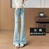 Jeans boca de sino azul estiloso de cintura alta rasgado para mulheres, novo modelo da primavera de 2026, calças boca de sino emagrecedoras para baixinhas