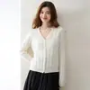 Suave cárdigan de cachemira con cuello en V estilo francés para mujer, con botones de perla, diseño de punto trenzado de doble hebra y una versátil chaqueta suéter para invierno.