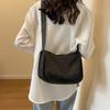 Bolso cruzado de moda casual y ligero para mujer 2023 nuevo de alta calidad diseño de nicho bolso mensajero bolso con correa ancha para el hombro