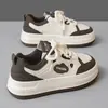Zapatillas populares de nicho con suela gruesa para mujer, zapatos blancos versátiles y súper modernos para primavera y otoño, nuevos zapatos deportivos casuales estilo coreano 2024