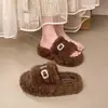Zapatillas peludas de suela gruesa con hebilla metálica de moda para mujer, para uso exterior en otoño e invierno 2026, cómodas y cálidas zapatillas de estar por casa de peluche sin cordones