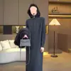 Li Sitong Lleva un Vestido de Punto Grueso y Cálido que se Puede Usar Afuera o como Capa Interior, Elegante y de Corte Amplio, en Gris Oscuro y Negro