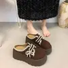 Sapatos Versáteis de Calçar Estilo Birkenstock para Uso ao Ar Livre, Toque de Luxo com Contas Estilo Francês, Tamancos Fechados na Ponta, Novo Modelo 2026, Aumento de Altura com Sola Grossa