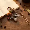 El popular, de diseño único, elegante y moderno llavero con pompón retro de TEMU, un accesorio personalizado para llavero de cámara